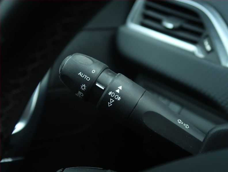 Peugeot 2008 (2016) 1.6 BlueHDi, Serv.kniha - fotka 15 z 20