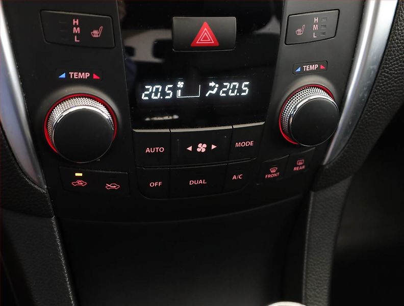 Suzuki Kizashi (2014) 2.4 VVT, Serv.kniha, Xenony - fotka 11 z 16