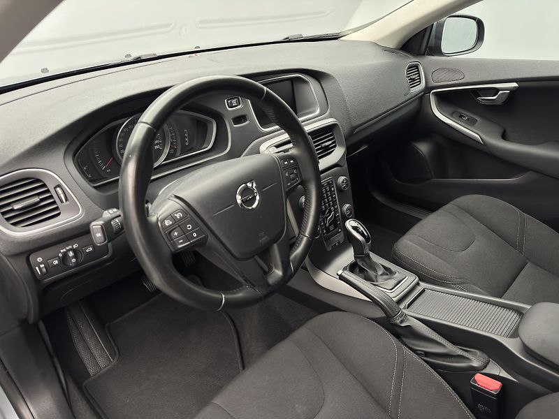 Volvo V40 T2 MOMENTUM AUT - fotka 22 z 41