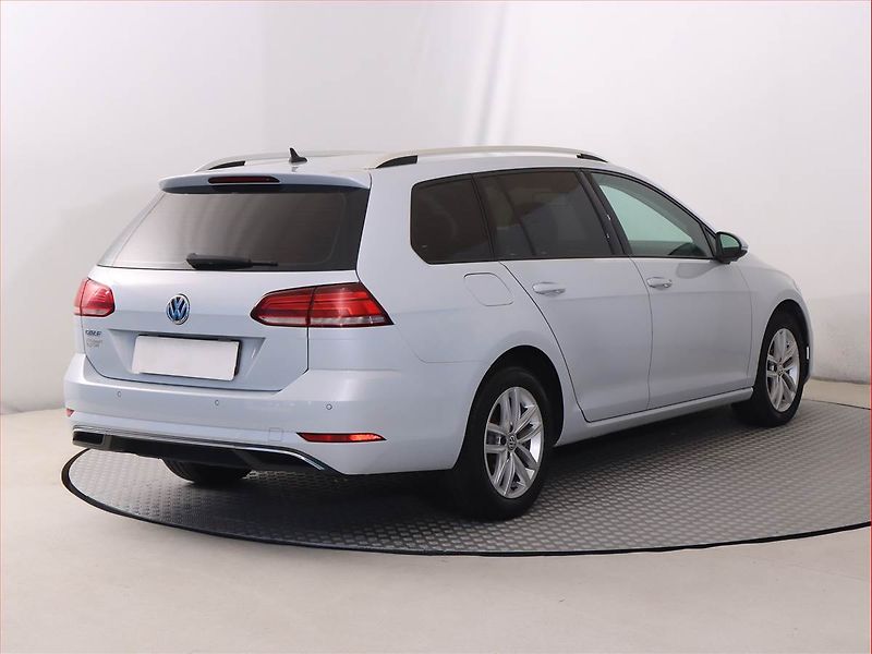Volkswagen Golf (2018) 1.6 TDI, Automat, Serv.kniha - fotka 5 z 21