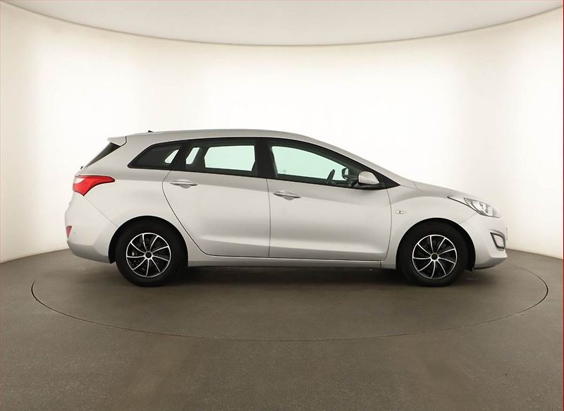Hyundai i30 (2016) Trend 1.4 CRDi, Serv.kniha - fotka 6 z 14
