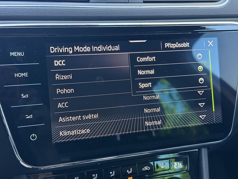 Škoda Superb 2.0 TDI 110kW L&K Combi DSG - fotka 25 z 38