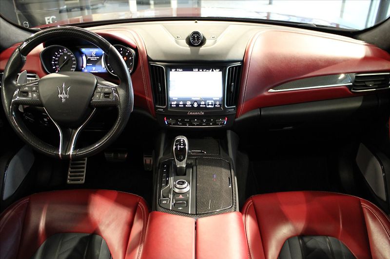 Maserati Levante SQ4 GranLusso ACC/Pano/B&W - fotka 17 z 37