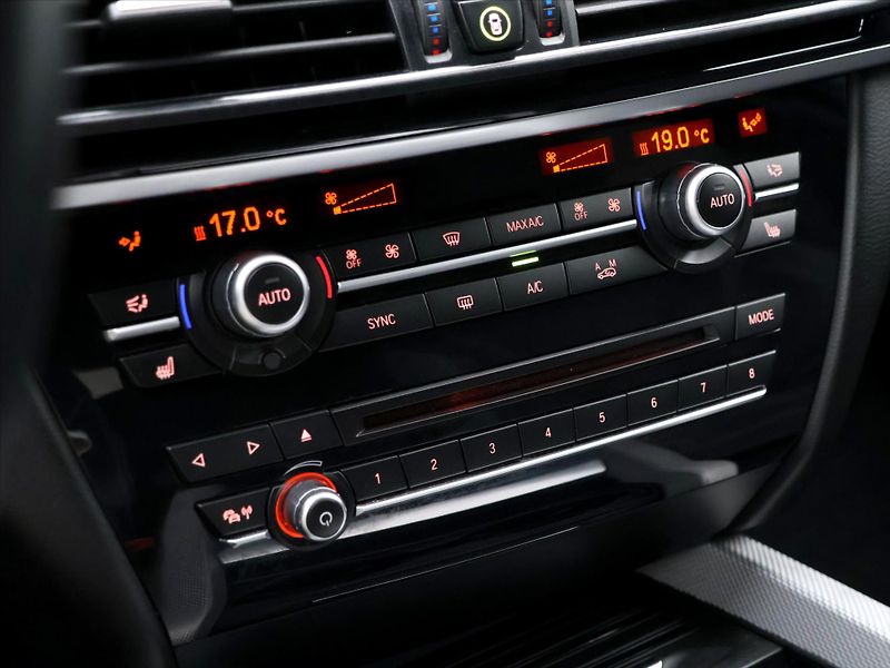 BMW X5 3,0 M50d 280kW xDrive Aut. CZ - fotka 27 z 36