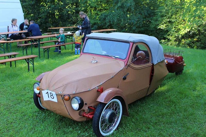 Traktory se poprvé na srazu představily v Budyni nad Ohří. Na snímku je historický asymetrický Farmall. Jeho majitel jej ukázal v plné parádě.