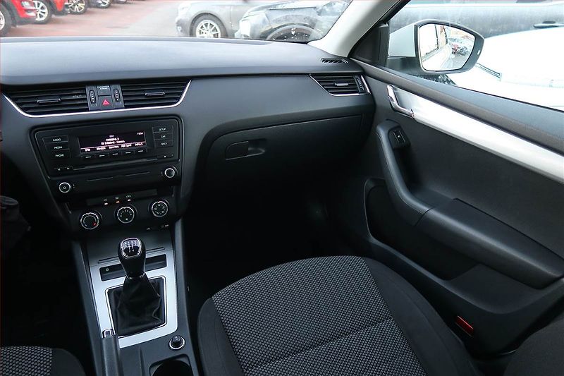 Škoda Octavia (2013) 1.6 TDI, Park. senzory - fotka 8 z 15