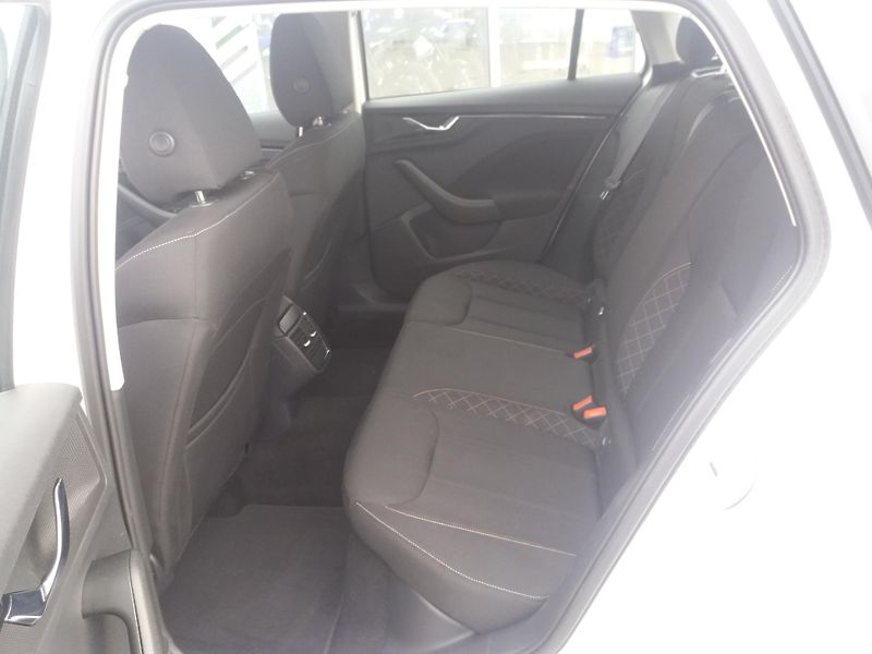 Škoda Scala 1.0TSi,70kW,LED,P.SENZOR,CEBIA - fotka 17 z 23