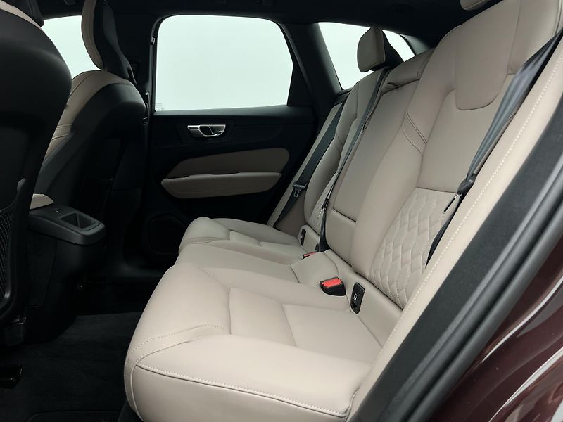 Volvo XC60 B5 AWD DARK PLUS RECHARGE CZ - fotka 6 z 44