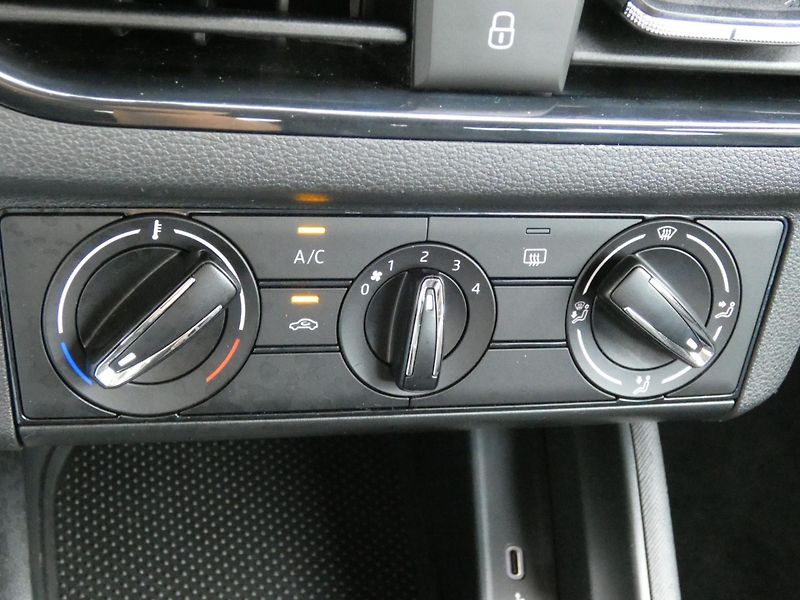 Škoda Kamiq Active 1.0 TSI /70 kW - fotka 28 z 30