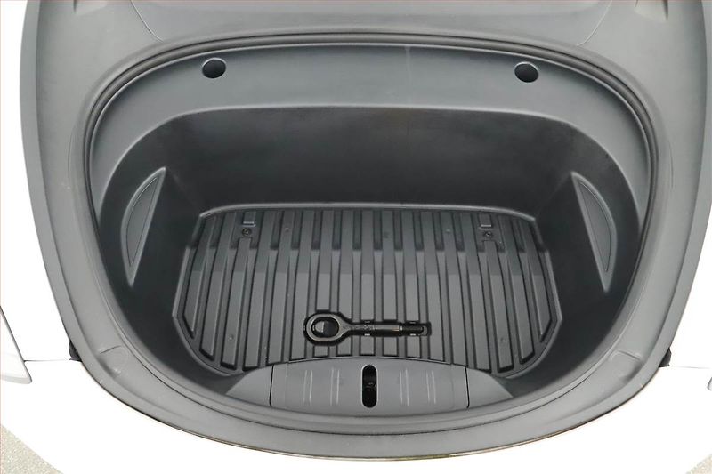 Tesla Model 3 (2020) Std Range Plus 52kWh, SoH 84% - fotka 15 z 17