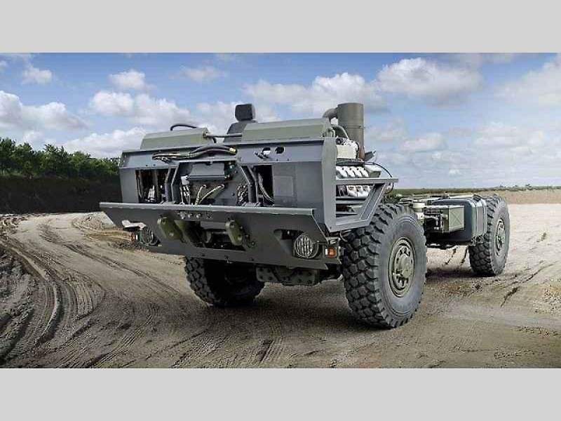 Tatra Force 8x8 – vozidlo pro přepravu potrubí.