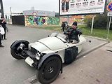 V neděli odpoledne poutal zájem kolemjdoucích před nákupním centrem nevídaný a luxusní sporťák.