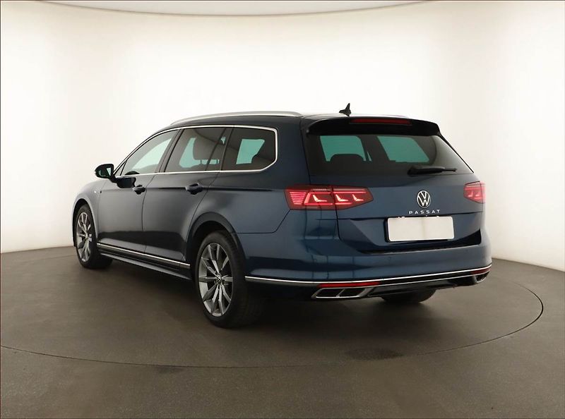 Volkswagen Passat (2021) R-Line 2.0 TDI - fotka 4 z 21
