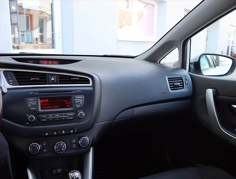 Kia Ceed (2018) Silver 1.4 CVVT, Serv.kniha - fotka 8 z 16