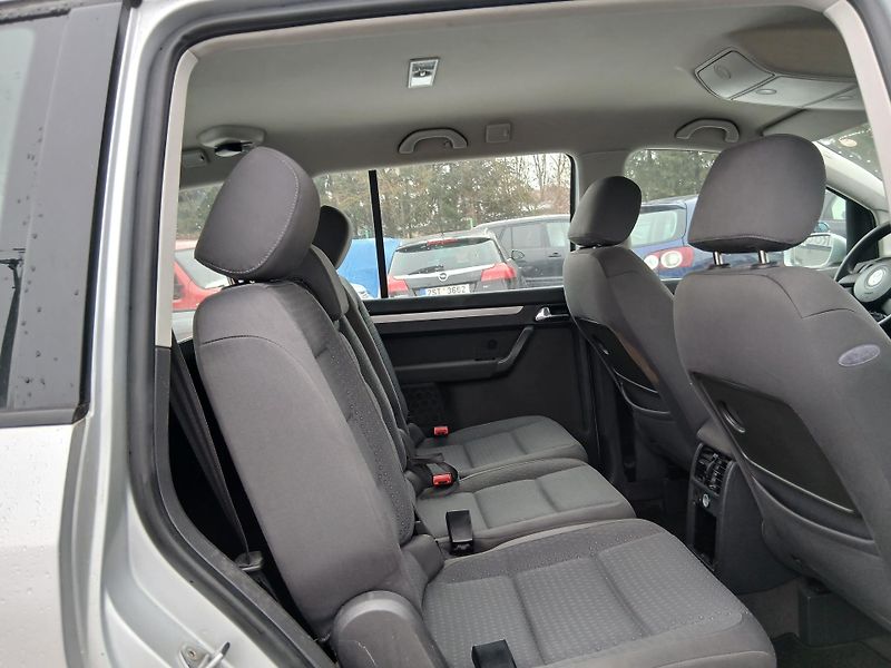 Volkswagen Touran 1.6 FSI, ALU - fotka 27 z 27