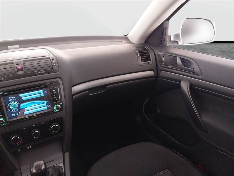 Škoda Octavia (2009) Ambiente 1.6 - fotka 8 z 18