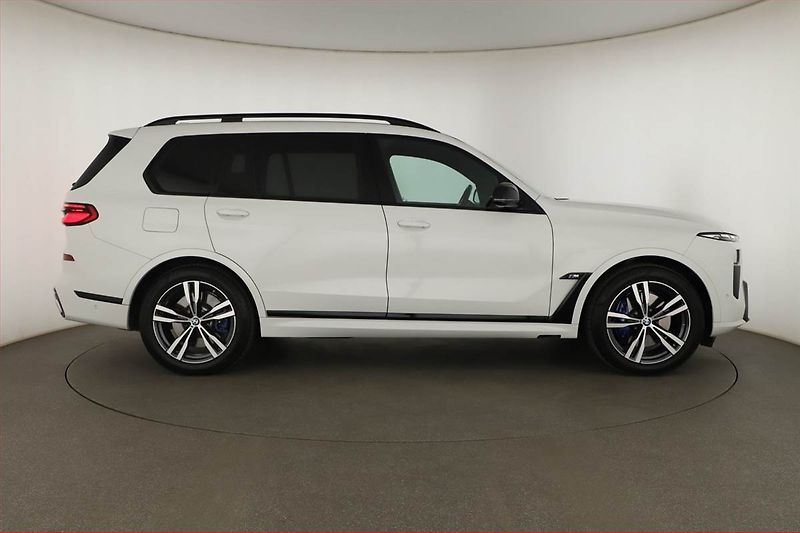 BMW X7 (2024) M60i, 7míst, Vzduch, 360°, ACC - fotka 6 z 23