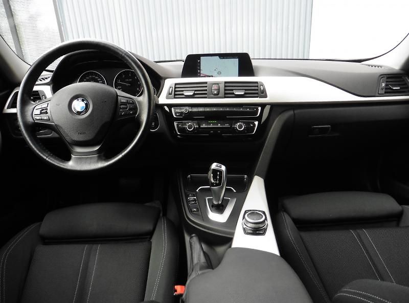 BMW Řada 3 320d xDrive Advantage Touring - fotka 10 z 18
