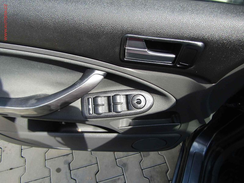 Ford C-MAX (2008) 1.8 i, AC, tažné - fotka 11 z 19