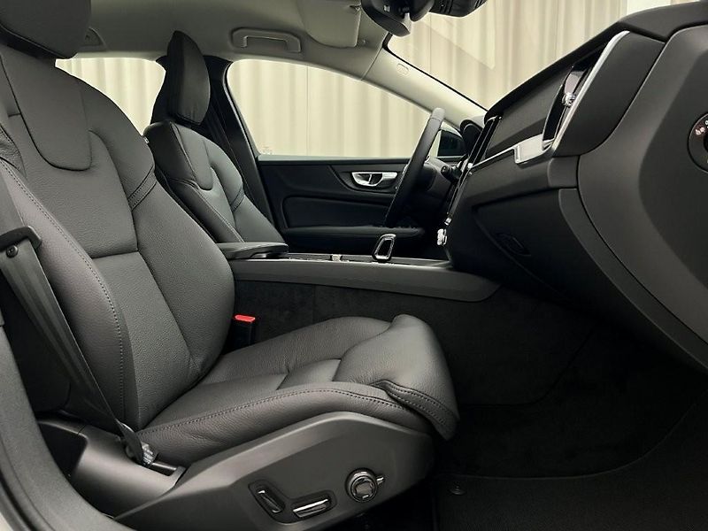 Volvo V60 (2026) B4 PLUS DARK AUT - fotka 25 z 44