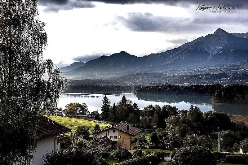 Jezero Faaker See je obklopeno horami.