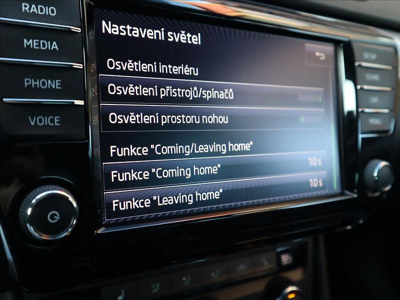 Škoda Superb 2,0 TDi, Kessy, FrontAssist, P - fotka 18 z 40