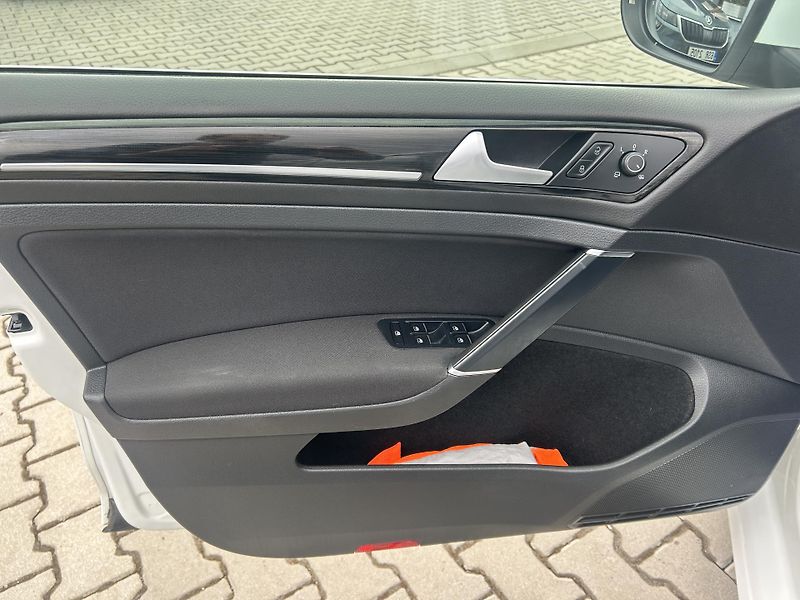 Volkswagen Golf Variant 2,0TDi Highline NAVI LEDMATRIX - fotka 24 z 69