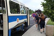 Lidé si historický autobus rádi prohlédli