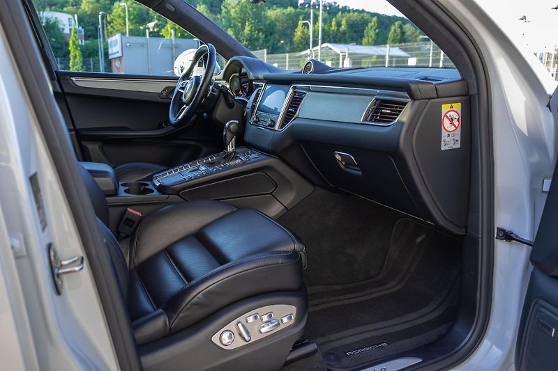 Porsche Macan (2018)  3.6 Turbo Performance & Black - fotka 17 z 25