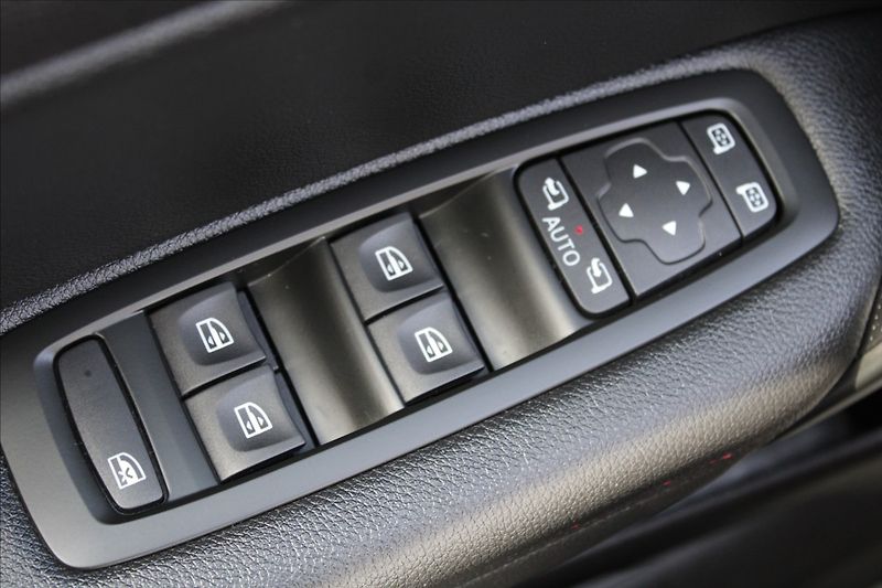 Renault Mégane 1,3 TCe  NOVÉ V ČR,A/T,RS-LINE - fotka 28 z 37