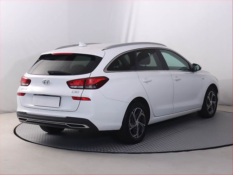 Hyundai i30 (2021) Family 1.5 T-GDI MHEV - fotka 5 z 19