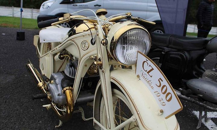 Jedna velká aukce, která se uskutečnila při nedávném Prague Car Festivalu, je za námi, další v Lysé nad Labem, už klepe na dveře. Tam je v nabídce unikátní motocykl ČZ 500 Vatikán.