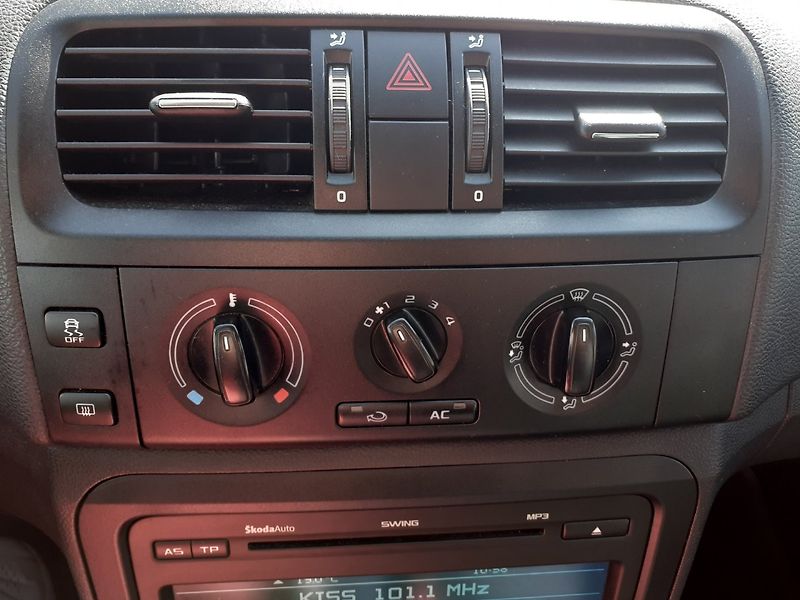 Škoda Fabia (2010) 1.2 TSi Kombi AMBIENTE - fotka 9 z 35
