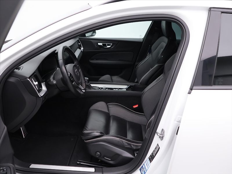 Volvo V60 2,0 T5 184kW Drive-E R-Design - fotka 12 z 34