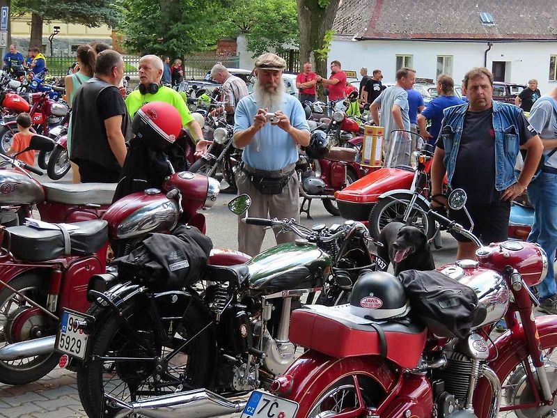 V pořadí 9. ročník srazu veteránů v Chýnově na Táborsku se v neděli 18. srpna dopoledne těšil velké návštěvnosti z řad účastníků i diváků.