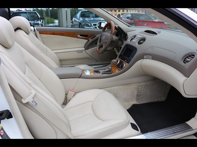 Mercedes-Benz SL 500 V8, facelift, 390 PS - fotka 24 z 44