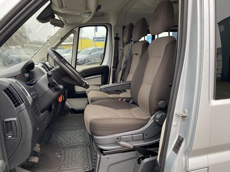 Peugeot Boxer (2019) L1H1 BlueHDi 140k MAN6 9 míst - fotka 13 z 22