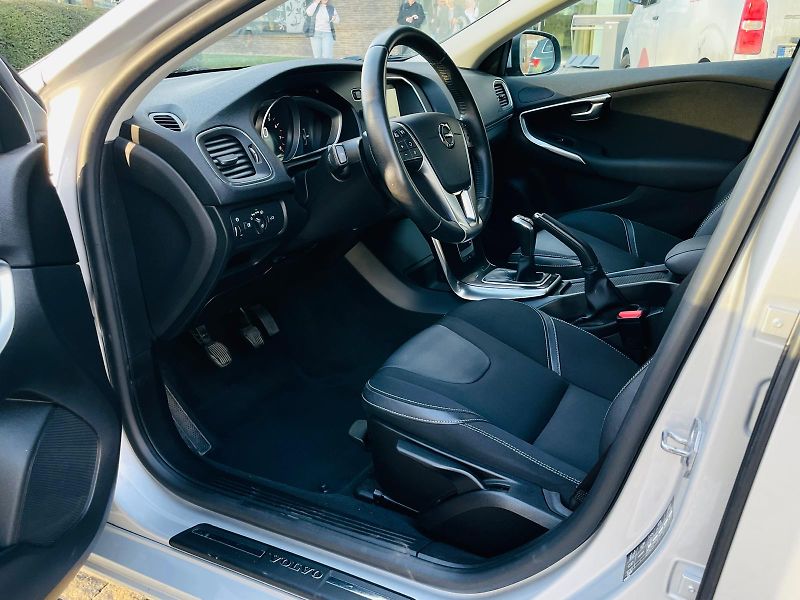 Volvo V40 2.0i MANUÁL KAMERA SERVISKA - fotka 28 z 45