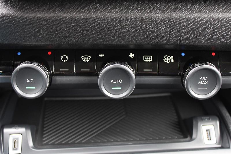 Citroën C4 1,2 PT  1.MAJ,ZÁRUKA,29.023KM - fotka 19 z 33