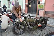 Stovka nablýskaných motocyklů a automobilů předválečné a meziválečné éry vyrazila v neděli z Horního náměstí v Přerově na spanilou jízdu regionem. Nejstarší účastnicí byla 88letá Libuše Šulcová. Vyrazila na motocyklu BSA 770 se sidecarem z roku 1928.