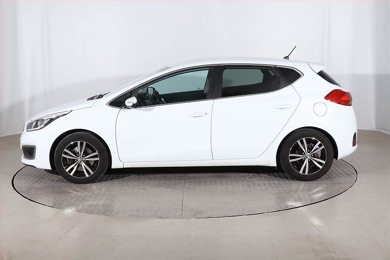Kia Ceed (2018) Gold 1.4 MPI, Serv.kniha - fotka 3 z 23