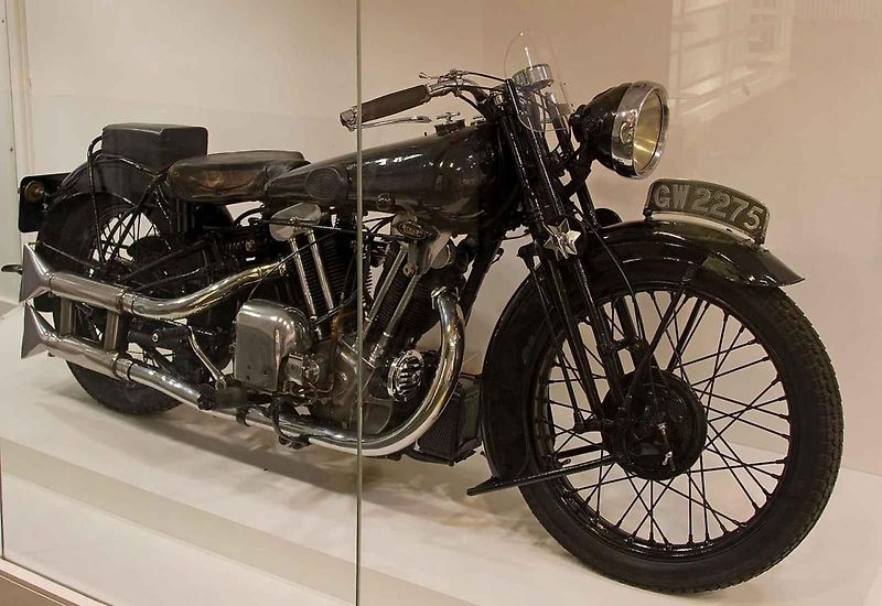 Motocykl Brough Superior SS100, který vlastnil Lawrence z Arábie, je dnes vystavený v Imperial War Museu London.