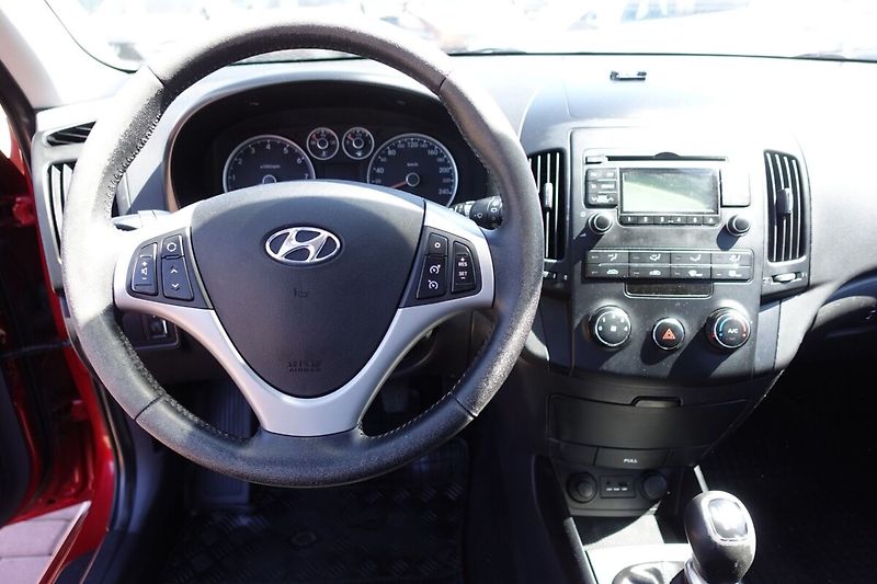 Hyundai i30 1,4i 80kW M/T - fotka 14 z 23