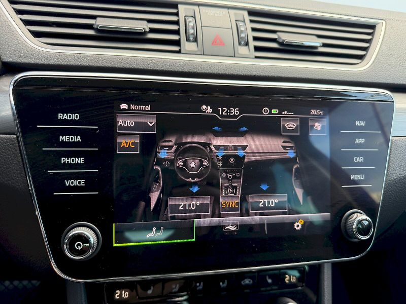 Škoda Superb (2022) 2.0 TSI 140kW Style Extra - fotka 20 z 35