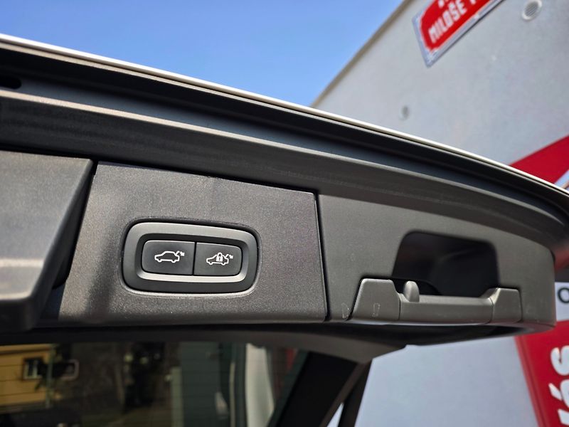 Volvo V90 (2019) 2.0 D4 Momentum 140kW 8AT - fotka 14 z 43