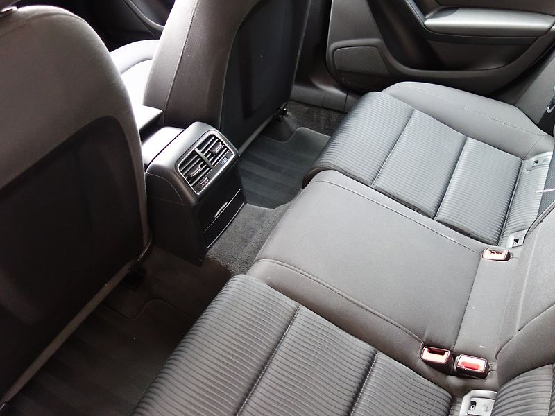 Audi A4 (2015) 2.0TDI 110kW 8A -NAVIGACE - fotka 26 z 35