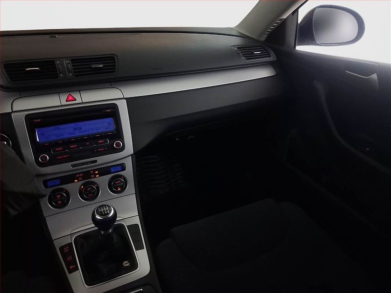 Volkswagen Passat (2009) Comfortline 2.0 TDI - fotka 8 z 16