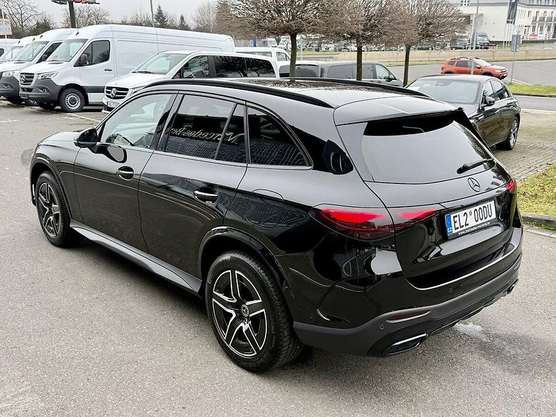 Mercedes-Benz GLC (2023) 300 e 4MATIC SUV - fotka 47 z 48