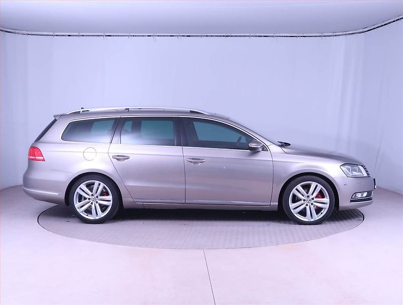 Volkswagen Passat (2013) Highline 2.0 TDI, Automat - fotka 6 z 17