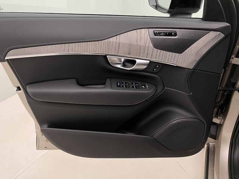Volvo XC90 T8 AWD RECHARGE PLUS DARK CZ - fotka 6 z 73